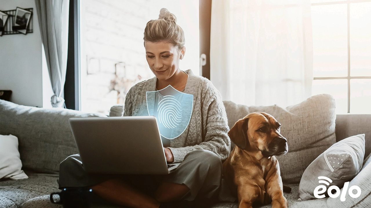 ragazza con il cane che naviga tenendo al sicuro la sua privacy online