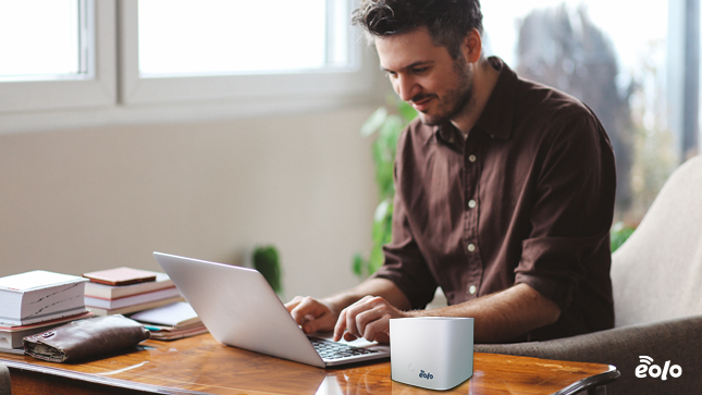 uomo al pc che naviga su Internet con ripetitore wifi EOLO