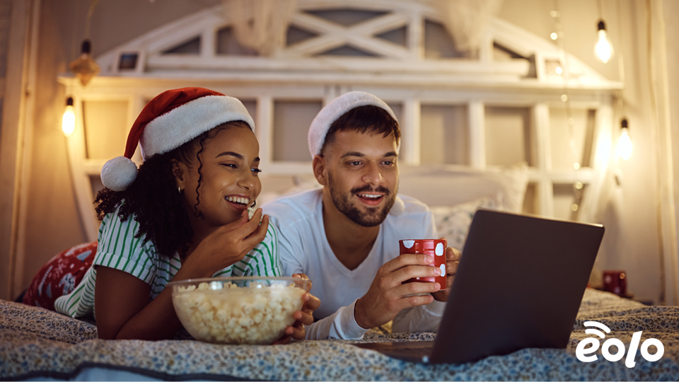 coppia felice che guarda in streaming un film di Natale