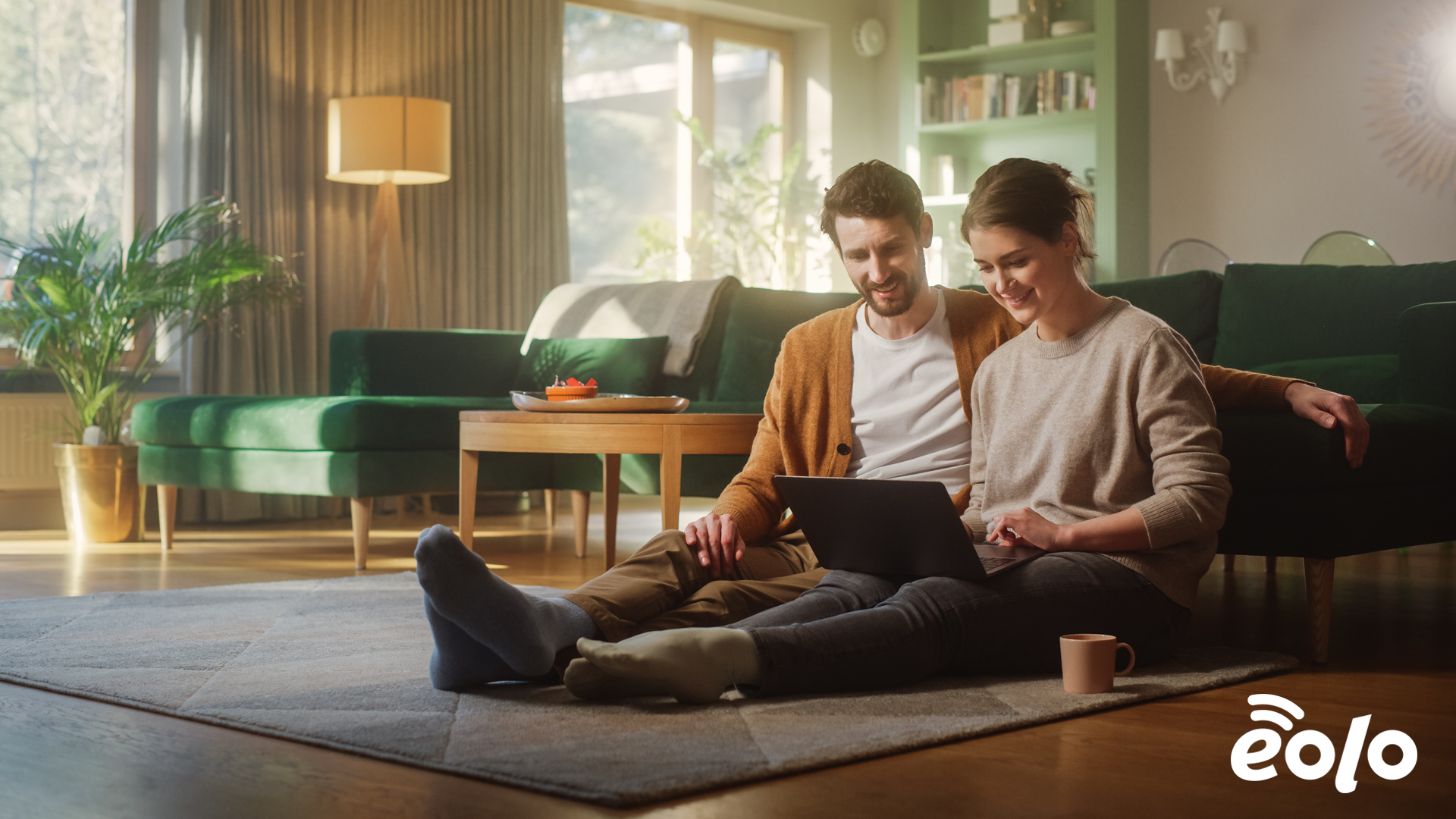 ragazzo e ragazza che guardano una serie tv Netflix sul pc