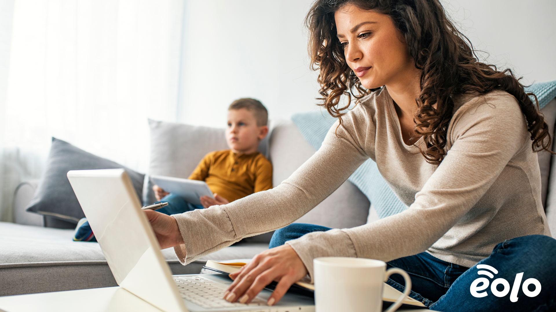 mamma e figlio al che navigano con la migliore connessione Internet