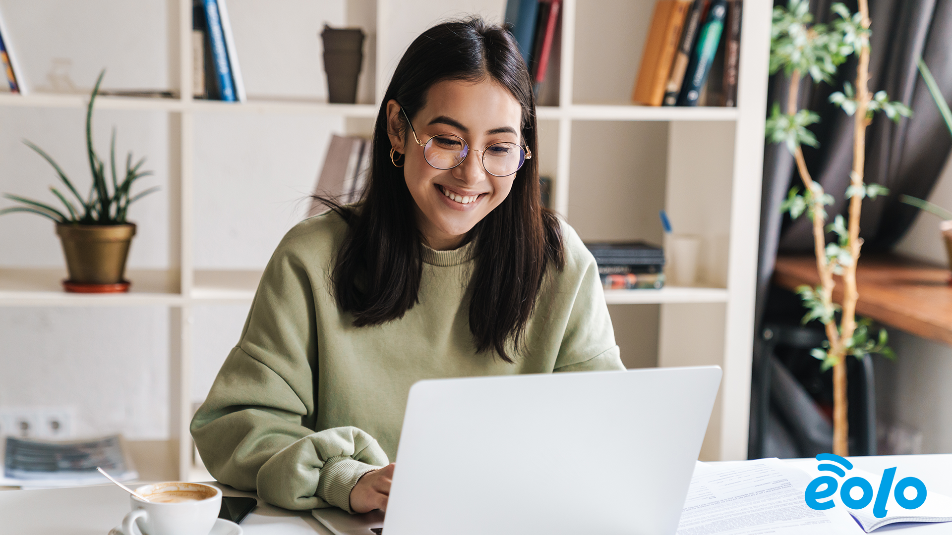 ragazza che lavora al pc in cloud