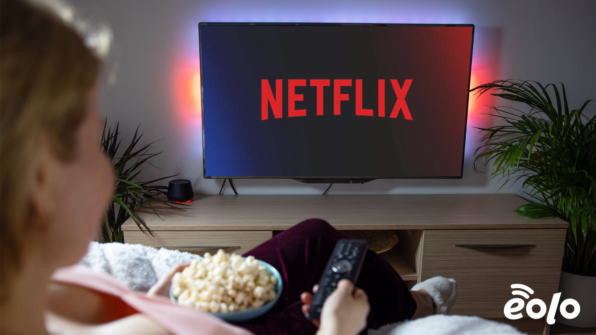 schermo della tv con serie tv Netflix in streaming
