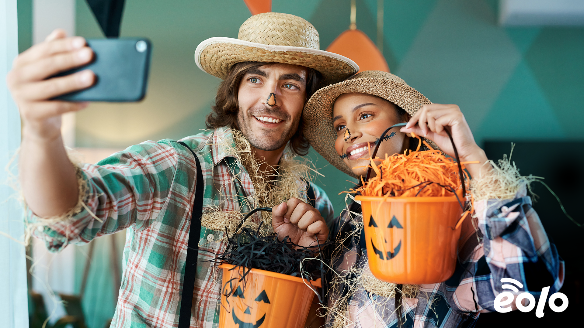 ragazzo e ragazza che si fanno un selfie a una festa di Halloween tech