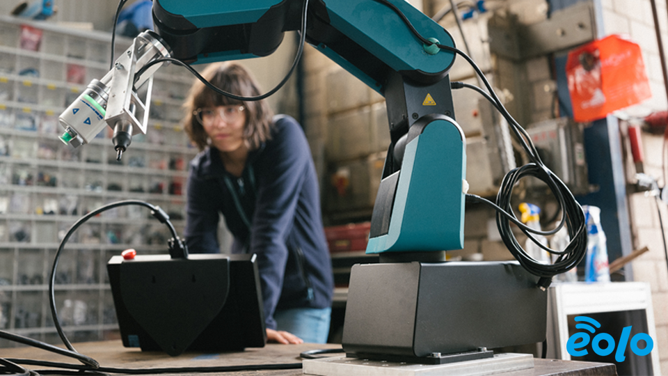 ragazza che lavora con strumenti di intelligenza artificiale