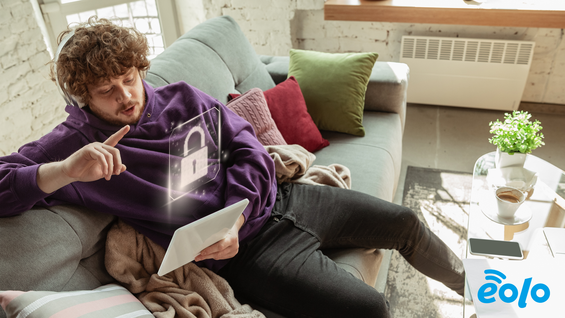 ragazzo con il tablet che naviga tenendo al sicuro la sua privacy online