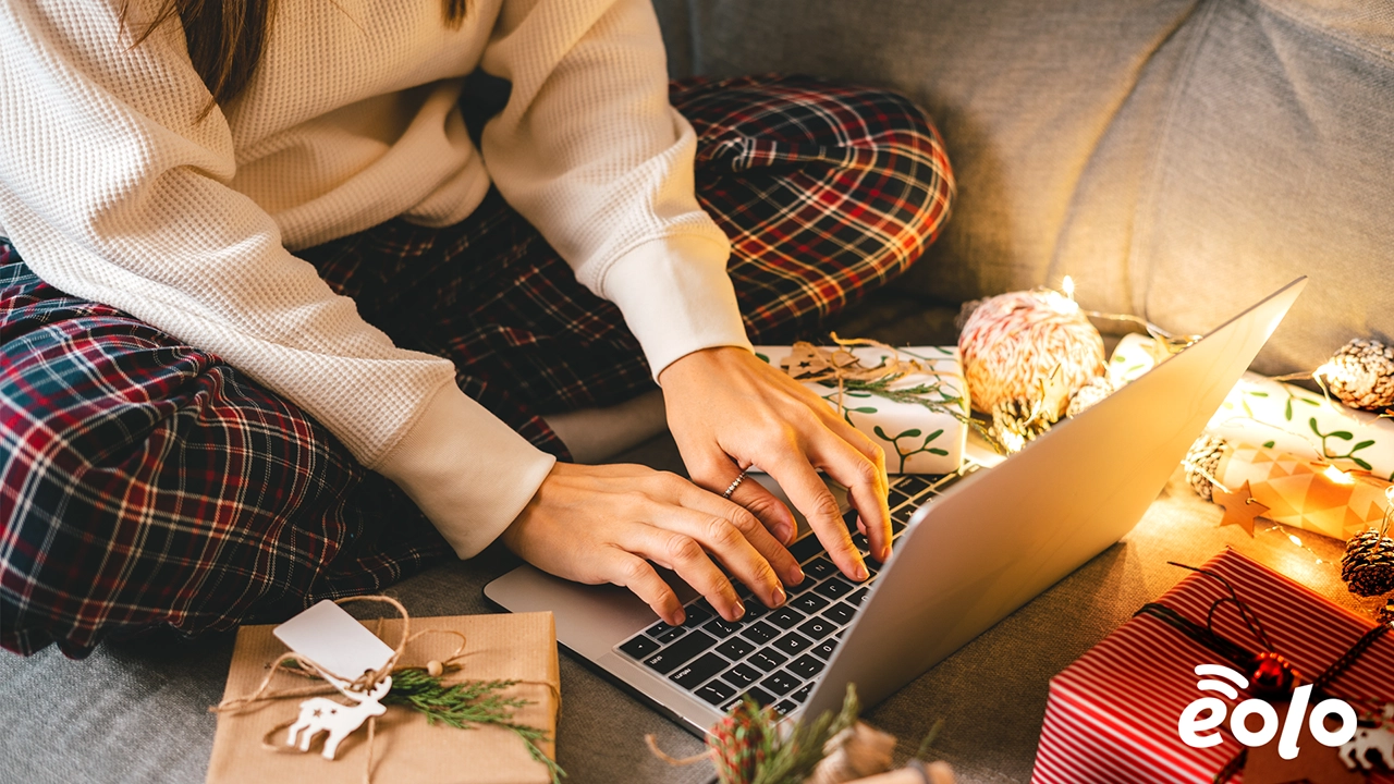 ragazza che compra su Internet i regali di Natale