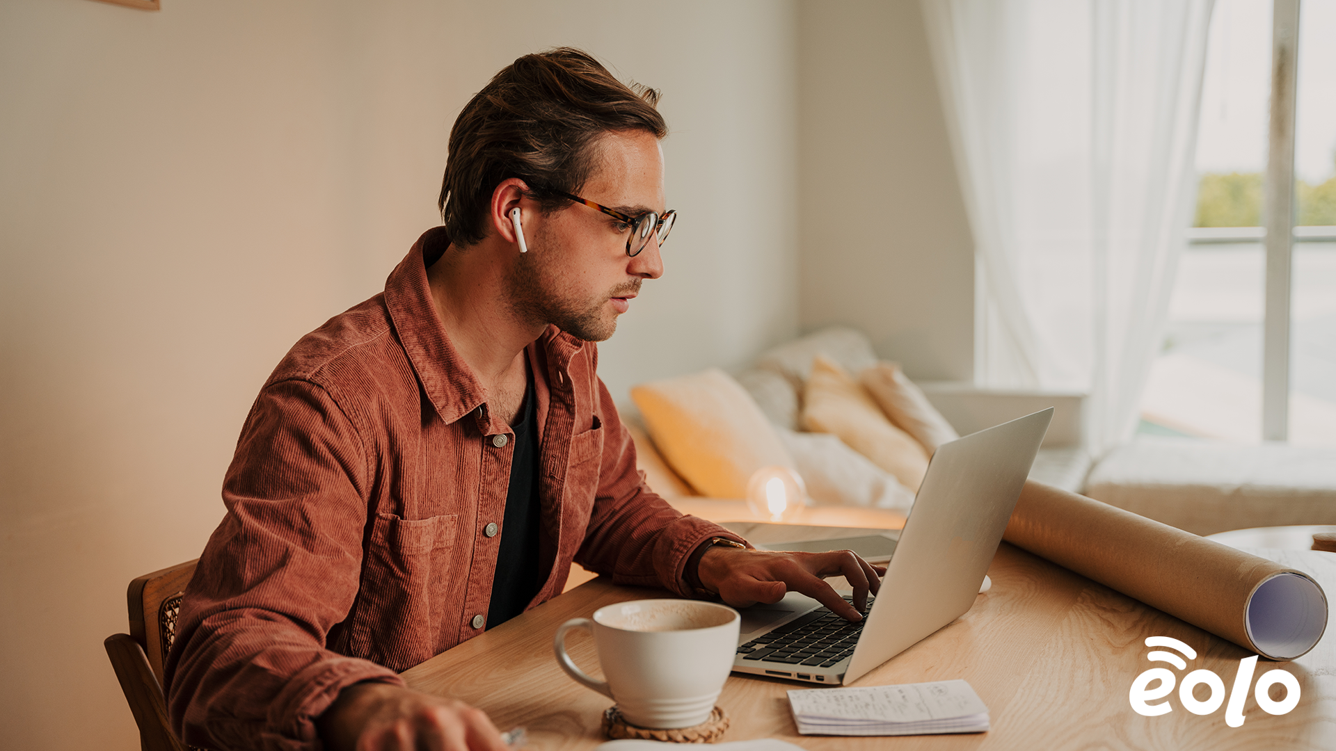 ragazzo al pc digita una password sicura