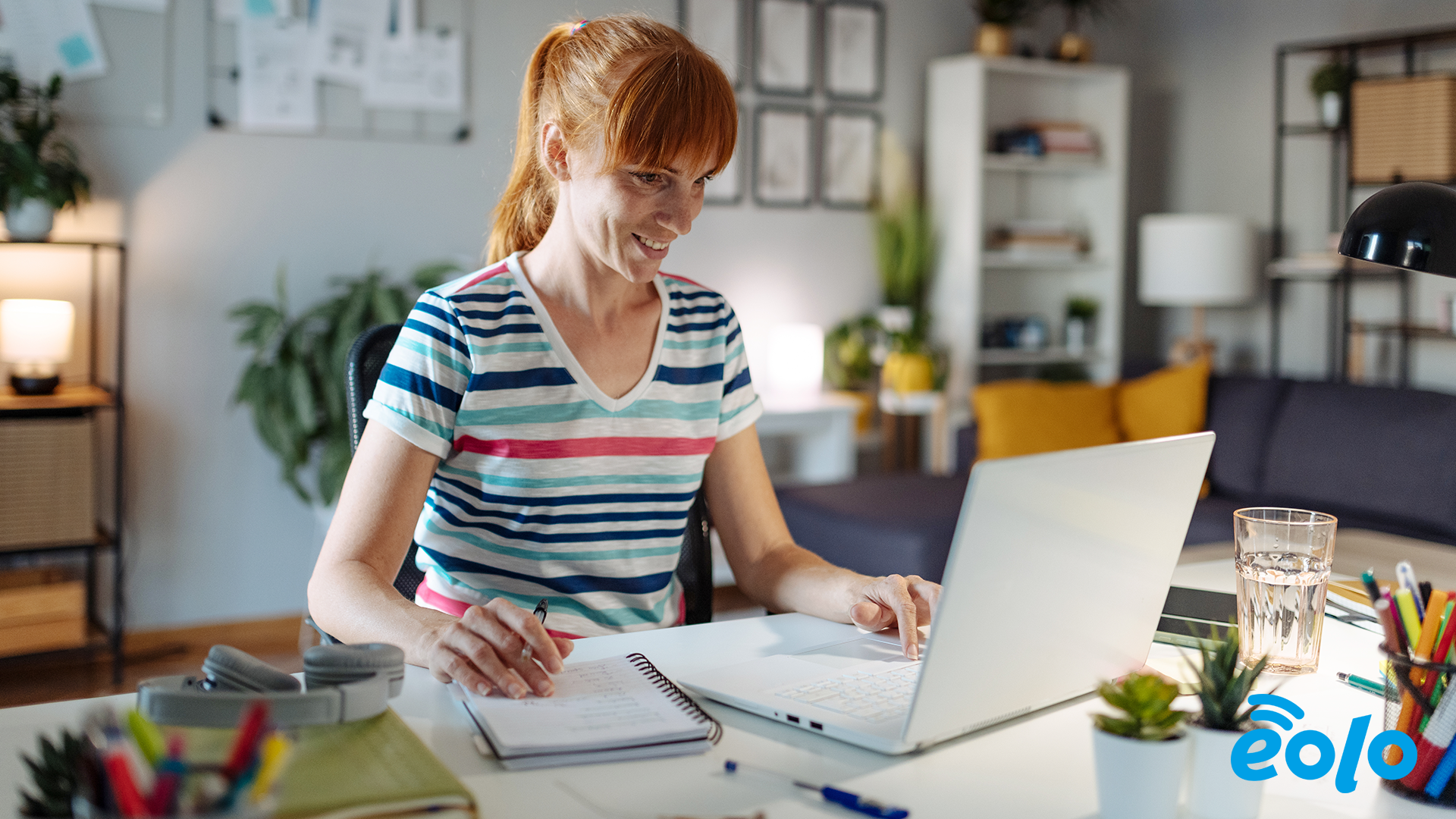 ragazza al pc con i capelli rossi che lavora con Internet veloce 