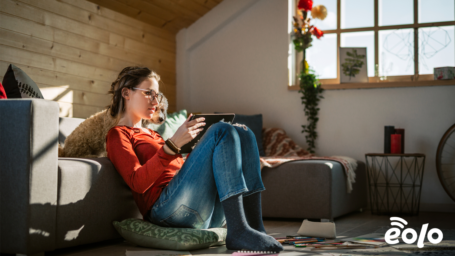 ragazza con tablet che naviga su Internet in ogni stanza grazie al ripetitore wifi EOLO