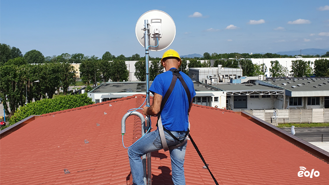 tecnico eolo che installa antenna sul tetto