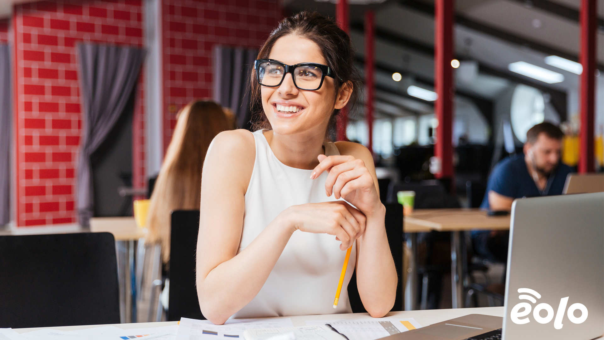 ragazza sorridente che lavora al pc su internet