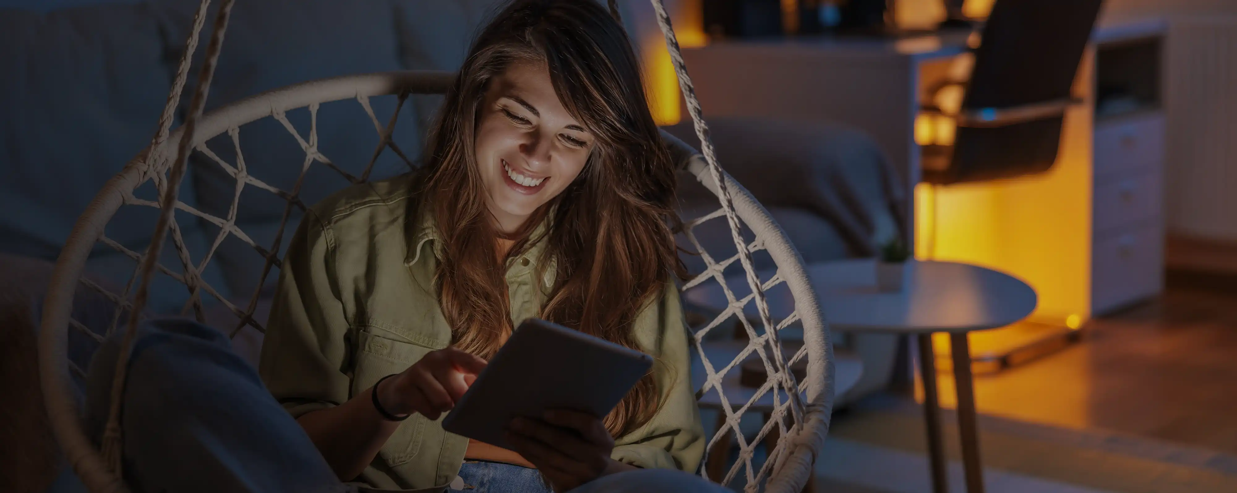 ragazza che naviga su tablet