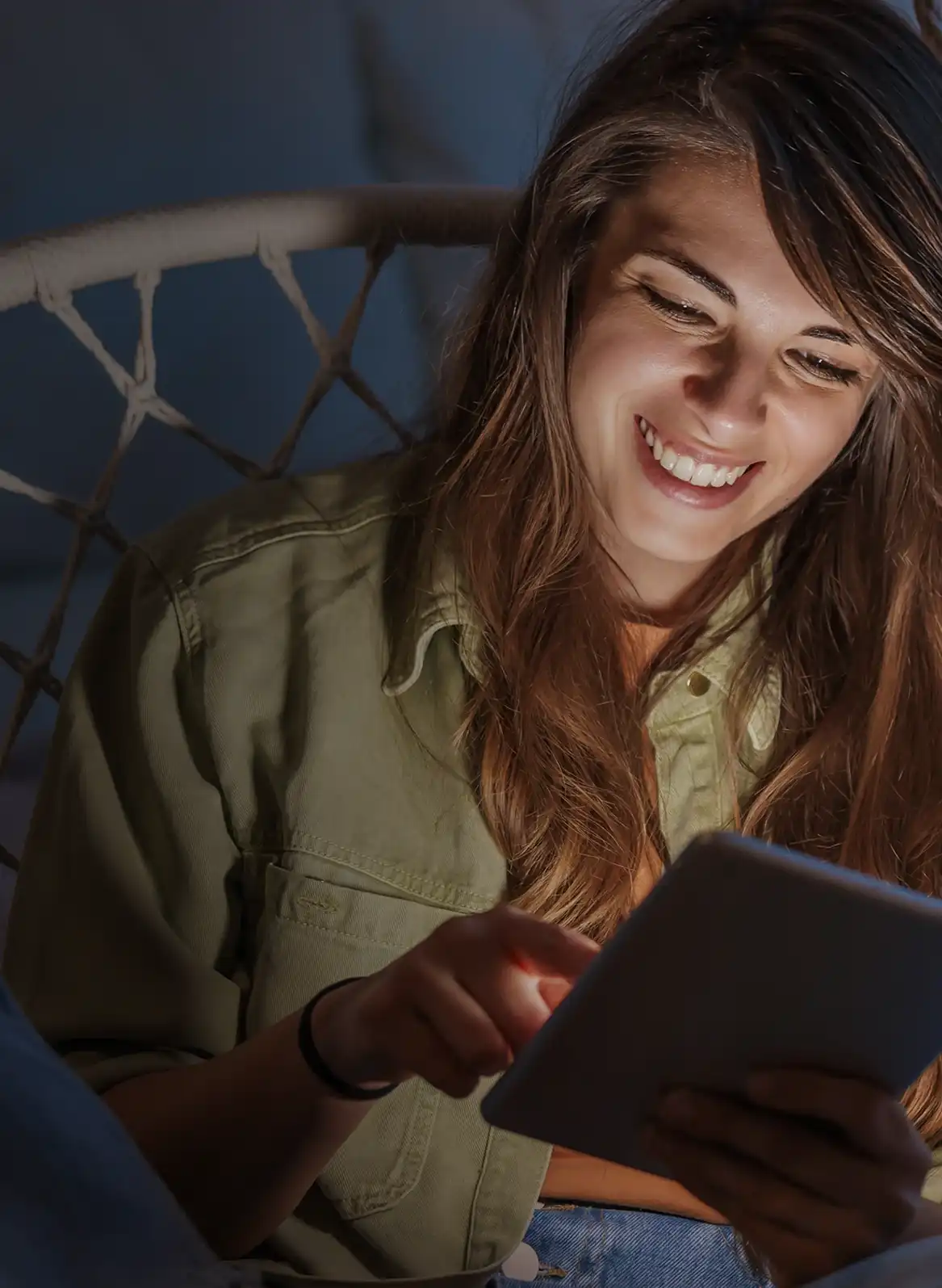 ragazza che naviga su tablet