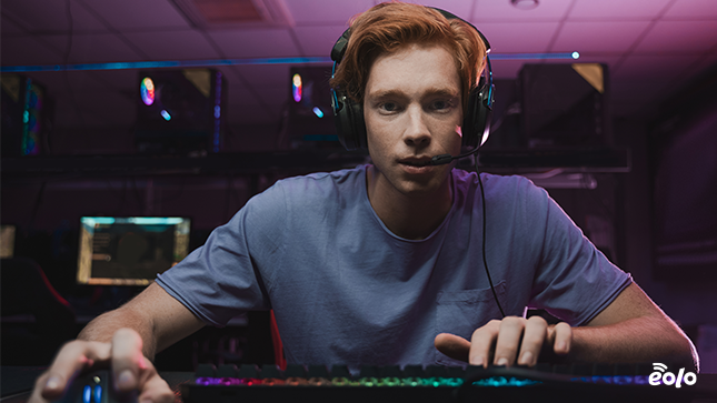 ragazzo gioca al computer