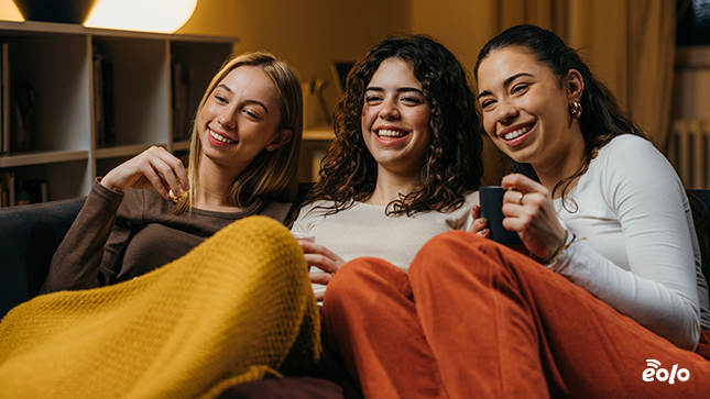 gruppo di amiche guarda tv