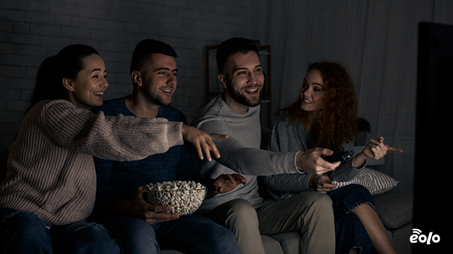 gruppo di amici guarda serie tv