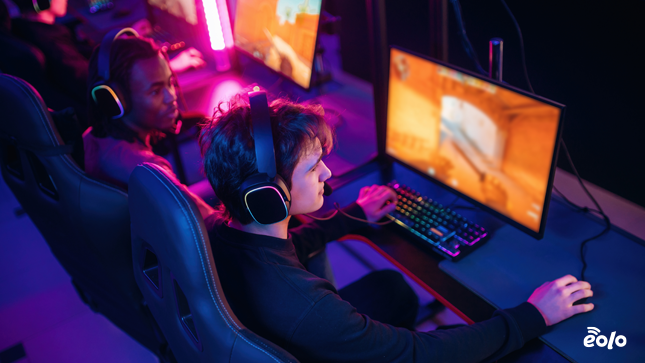 ragazzi giocano al pc