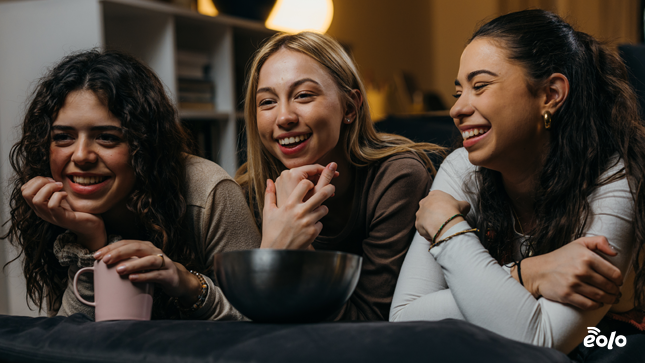 ragazze guardano la tv