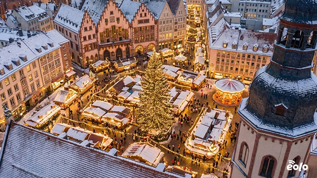 piazza con mercatini di natale