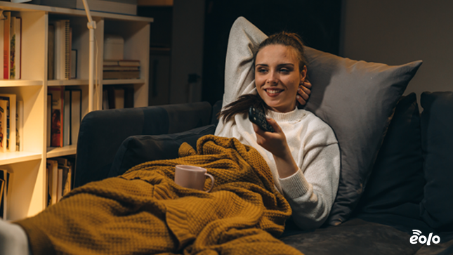 ragazza guarda dal divano la tv