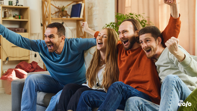 gruppo di ragazzi guardano tv