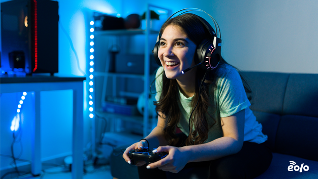 ragazza gioca a un videogioco