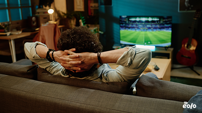 ragazzo guarda partita di calcio in tv