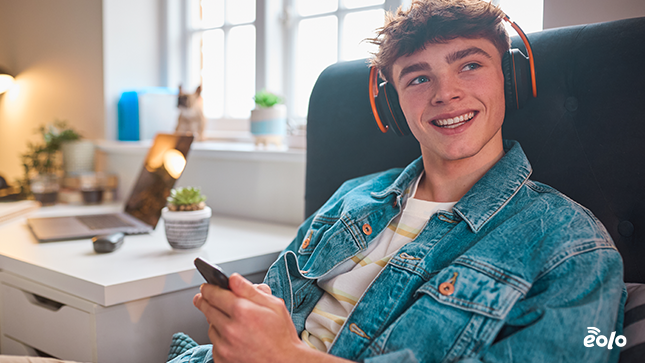 ragazzo ascolta musica con cuffie