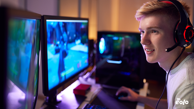 ragazzo gioca al computer