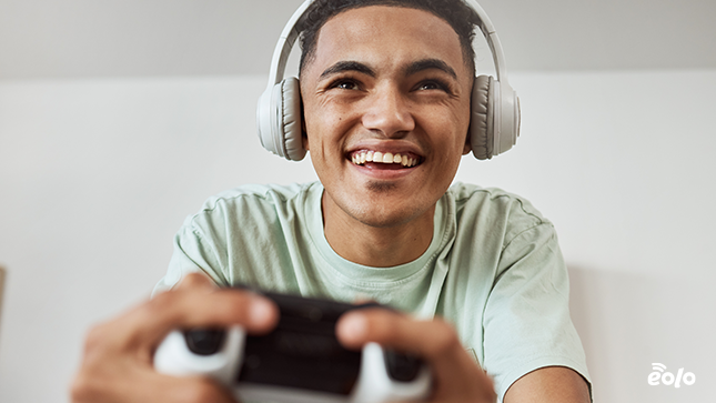 ragazzo gioca alla play
