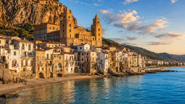 Cefalù, la cattedrale normanna sospesa tra monte e mare