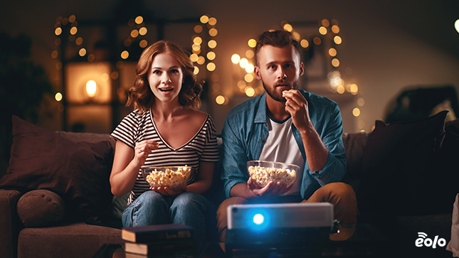 coppia guarda tv con popcorn