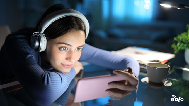 ragazza guarda serie tv dal cellulare