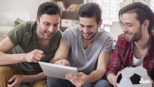ragazzi guardano partita ragazzi guardano partita