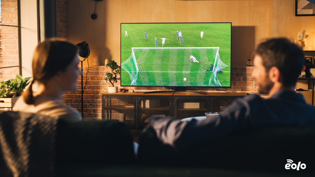 coppia guarda partita di calcio alla tv