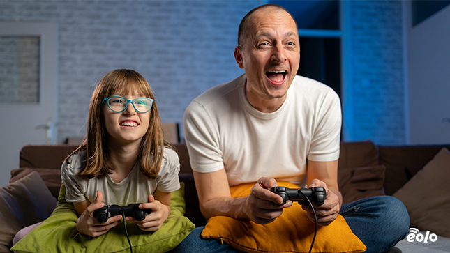 papà e figlia giocano alla console