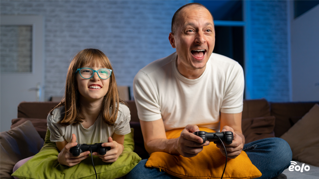 padre e figlia giocano alla console