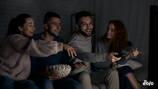 amici guardano film in tv