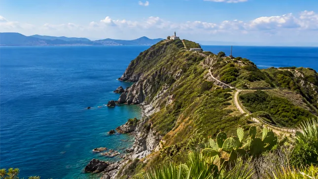 Capo Milazzo e la Riserva Naturale: la punta selvaggia del promontorio Capo Milazzo e la Riserva Naturale: la punta selvaggia del promontorio