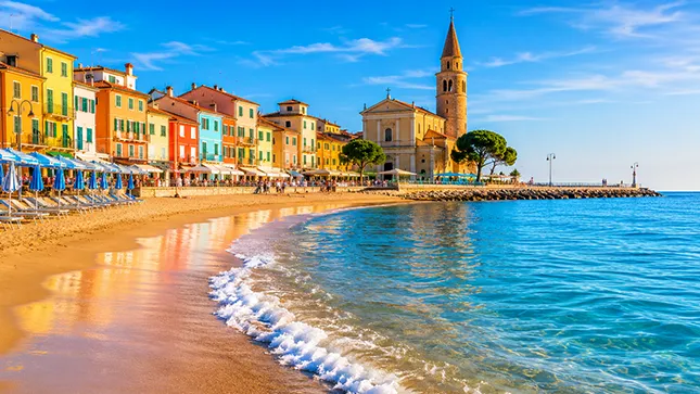 Caorle, colorato borgo veneto dalla spiaggia dorata Caorle, colorato borgo veneto dalla spiaggia dorata