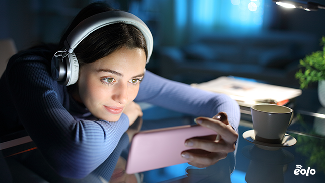 ragazza guarda serie tv da smartphone