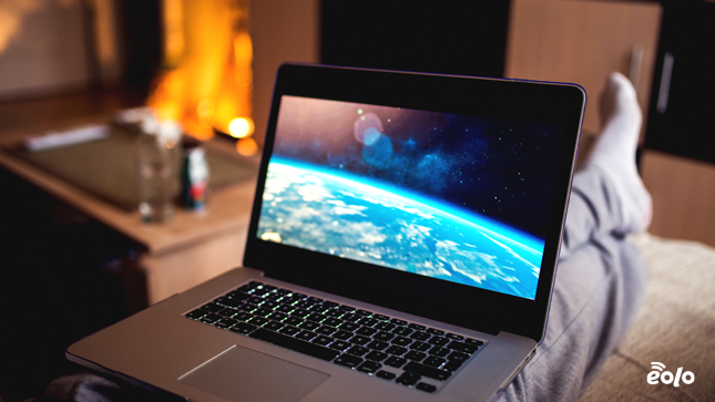ragazzo guarda serie su pc