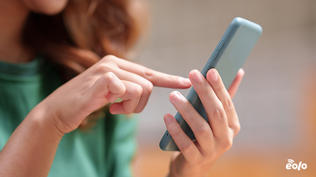 ragazza cerca qualcosa su telefono