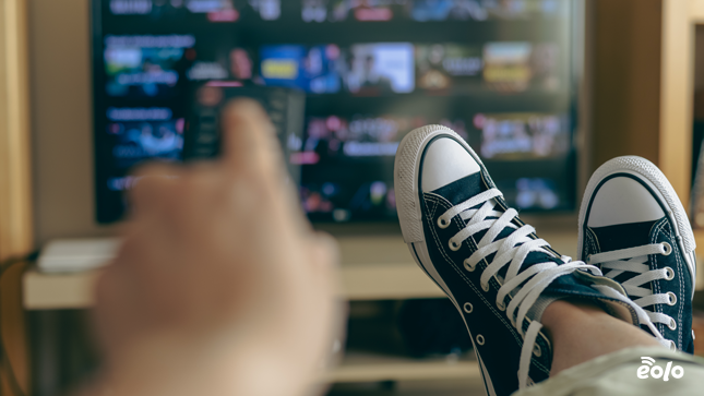 ragazzo guarda tv