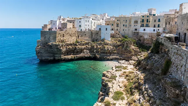 Polignano a Mare (Puglia), il borgo a strapiombo sull'Adriatico