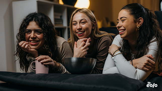 amiche guardano una serie tv