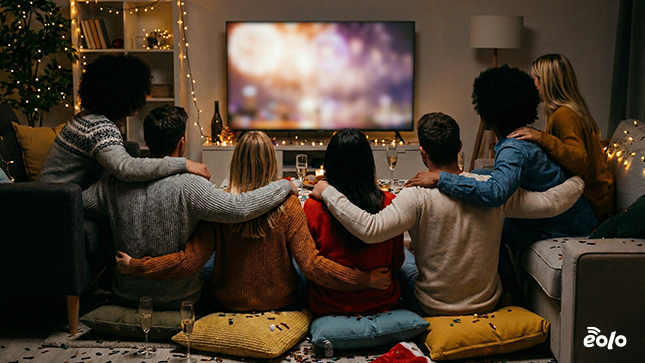 gruppo di amici guarda tv a capodanno gruppo di amici guarda tv a capodanno