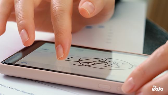 ragazza firma digitalmente un documento su smartphone