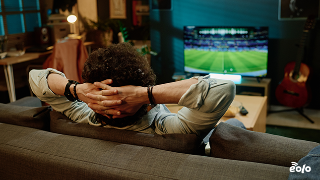 ragazzo guarda partita in tv